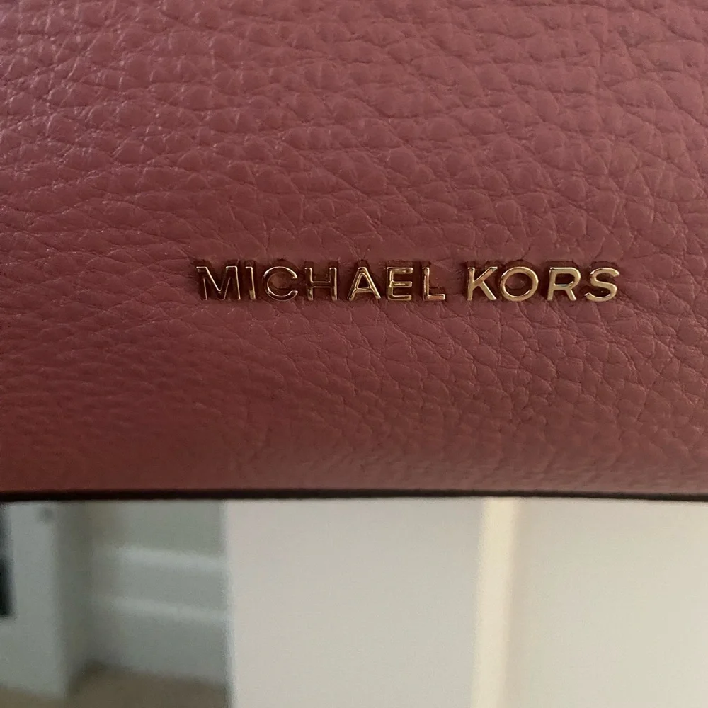 Michael Kors Mauve Shoulder Bag NEW
with Satin Dust bag! Large Suitcase bag! ๐ผ - Picture 2 of 3